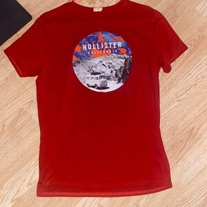 red “holister” t shirt.